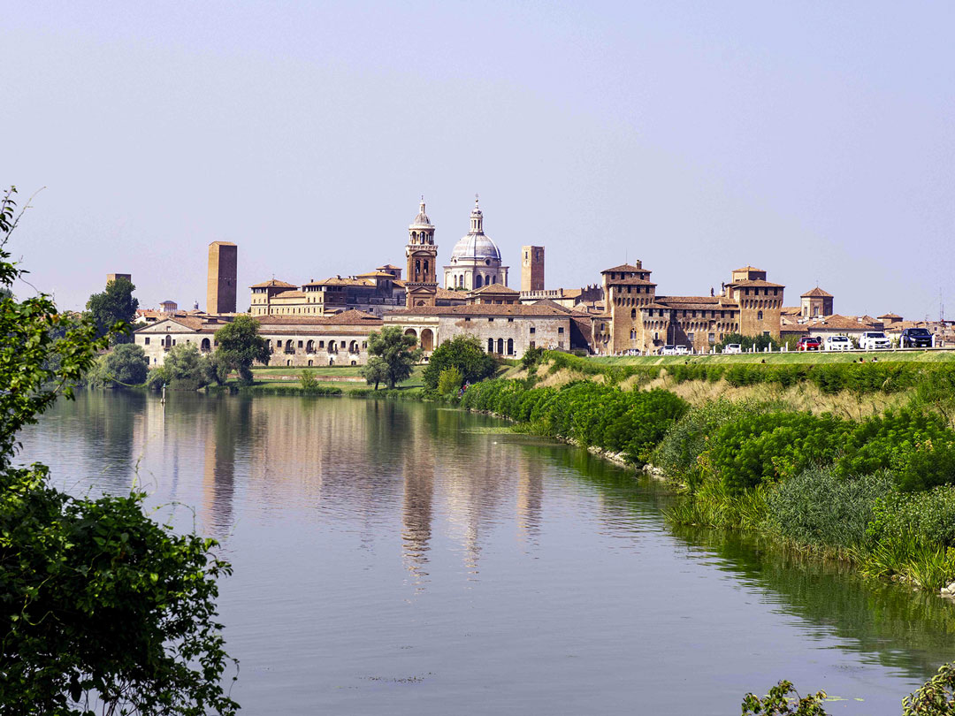 HOTEL-MANTEGNA-CA-UBERTI-PALACE-HOME-BOUTICHE-PROFILO-MANTOVA-DRONE